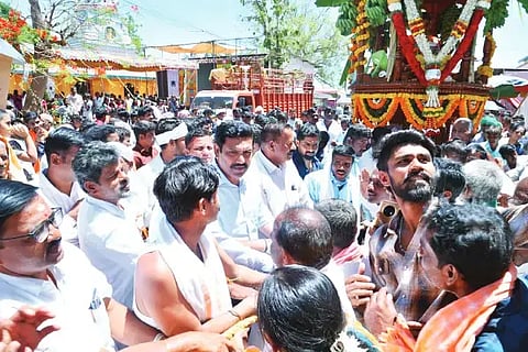 ಶಿರಾಳಕೊಪ್ಪ ಹತ್ತಿರದ ನೇರಲಗಿ ವೀರಭದ್ರೇಶ್ವರ ಸ್ವಾಮಿ ಶರಭಿ ಗುಗ್ಗುಳ ಹಾಗೂ ಜಾತ್ರೆಯಲ್ಲಿ ಶಾಸಕ ಬಿ.ವೈ.ವಿಜಯೇಂದ್ರ ಭಾಗವಹಿಸಿದ್ದರು.
