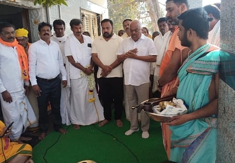 ಶ್ರೀನಿವಾಸಪುರ communityತಾಲೂಕು ಹೊದಲಿ ಗ್ರಾಪಂ ವ್ಯಾಪ್ತಿಯ ದಾಸರ ತಿಮ್ಮನಹಳ್ಳಿಯಲ್ಲಿ ಶ್ರೀ ಸುಬ್ರಹ್ಮಣ್ಯ ಸ್ವಾಮಿ ನಾಗ ಪ್ರತಿಷ್ಠಾಪನೆ ಮಹೋತ್ಸವದಲ್ಲಿ ಬಿಜೆಪಿ ಮುಖಂಡ ಗುಂಜೂರು ಶ್ರೀನಿವಾಸ್​ ರೆಡ್ಡಿ, ಪಿಎಲ್​ಡಿ ಬ್ಯಾಂಕ್​ ಅಧ್ಯಕ್ಷ ಅಶೋಕ್​, ಬಿಜೆಪಿ ತಾಲೂಕು ಅಧ್ಯಕ್ಷ ಚಂದ್ರಶೇಖರ್​ ಇದ್ದರು.