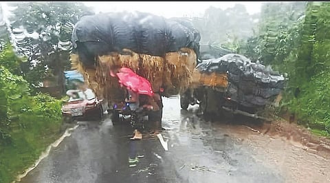 ವಿರಾಜಪೇಟೆ-ಗೋಣಿಕೊಪ್ಪ ಹೆದ್ದಾರಿಯ ಅಂಬಟ್ಟಿ ಮೊಟ್ಟೆ ಬಳಿ ಆಕ್ಸಲ್ ತುಂಡರಿಸಿದ ಲಾರಿ ಹಾಗೂ ರಸ್ತೆ ಬದಿ ಕೆಸರಿನಲ್ಲಿ ಸಿಲುಕಿದ ಲಾರಿಯಿಂದ ಸಂಚಾರ ಸ್ಥಗಿತಗೊಂಡಿತು.