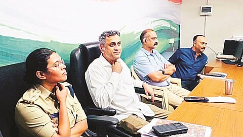 ವಿರಾಜಪೇಟೆಯಲ್ಲಿ ಆಯೋಜಿಸಿದ್ದ ಗಣೇಶೋತ್ಸವ ಪೂರ್ವಭಾವಿ ಸಭೆಯಲ್ಲಿ ಶಾಸಕ ಎ.ಎಸ್.ಪೊನ್ನಣ್ಣ ಮಾತನಾಡಿದರು. ಬಿಂದು ಮಣಿ, ಪ್ರವೀಣ್ ಇದ್ದರು.
