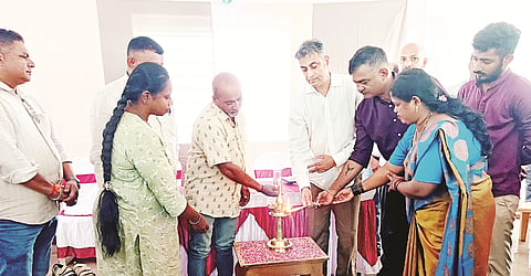 ರಾಮನಗರದಲ್ಲಿ ನೂತನವಾಗಿ ನಿರ್ಮಿಸಿದ ಸಮುದಾಯ ಭವನವನ್ನು ಶಾಸಕ ಎ.ಎಸ್.ಪೊನ್ನಣ್ಣ  ಉದ್ಘಾಟಿಸಿದರು. ರಂಜಿ ಪೂಣಚ್ಚ, ಮತೀನ್, ವಸಂತ ಕಟ್ಟಿ, ಮಣಿ, ಮಂಜುಳಾ, ವರ್ಗೀಸ್, ರಕ್ಷಿತ್ ಇದ್ದರು.