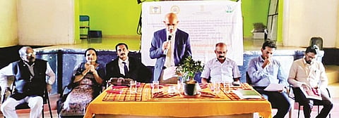 ವಿರಾಜಪೇಟೆಯ ಪುರಸಭೆ ಸಭಾಂಗಣದಲ್ಲಿ ಆಯೋಜಿಸಿದ್ದ ಕಾನೂನು ಅರಿವು ಮತ್ತು ನೆರವು ಕಾರ್ಯಕ್ರಮದಲ್ಲಿ ಅಪರ ಜಿಲ್ಲಾ ಮತ್ತು ಸತ್ರ ನ್ಯಾಯಾಧೀಶ  ನಟರಾಜ್ ಮಾತನಾಡಿದರು. ಕೆ.ವಿಮಲಾ, ರಾಜೇಶ್, ಅನುಪಮಾ, ಪ್ರಮೋದ್, ಪ್ರವೀನ್‌ಕುಮಾರ್ ಇದ್ದರು.