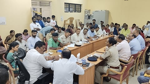 ಕೆ.ಆರ್.ಪೇಟೆ ಪಟ್ಟಣದ ಮಿನಿ ವಿಧಾನಸೌಧದ ಸಭಾಂಗಣದಲ್ಲಿ ಹೇಮಗಿರಿ ದನಗಳ ಜಾತ್ರೆ ಹಾಗೂ ಬಿಲ್ಲೇನಹಳ್ಳಿ ಶ್ರೀ ಗವಿರಂಗನಾಥಸ್ವಾಮಿ ದನಗಳ ಜಾತ್ರೆಯ ಪೂರ್ವಭಾವಿ ಸಭೆ ನಡೆಯಿತು. ಶಾಸಕ ಎಚ್.ಟಿ.ಮಂಜು, ತಹಸೀಲ್ದಾರ್ ಡಾ.ಎಸ್.ಯು.ಅಶೋಕ್, ಕೆ.ಸುಷ್ಮಾ, ಬಲದೇವ್,  ಲತಾಮಣಿ ಮಂಜೇಗೌಡ, ಡಾ.ಎಚ್.ಎಸ್.ದೇವರಾಜು, ಆರ್‌ಎಫ್‌ಒ ಡಾ.ಅನಿತಾ ಇತರರು ಇದ್ದರು.