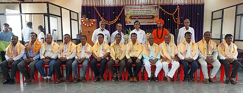 ಹುನಗುಂದ ನಗರದ ವಿಜಯ ಮಹಾಂತೇಶ ವಿದ್ಯಾವರ್ಧಕ ಸಂಘದ ಸಭಾ ಭವನದಲ್ಲಿ ಎಸ್‌ಎಸ್‌ಎಲ್‌ಸಿ ವಾರ್ಷಿಕ ಪರೀಕ್ಷೆಯಲ್ಲಿ ಸಾಧನೆ ಮಾಡಿದ ಪ್ರತಿಭಾವಂತ ವಿದ್ಯಾರ್ಥಿಗಳಿಗೆ ಹಾಗೂ ಶಿಕ್ಷಕರಿಗೆ ಸನ್ಮಾನಿಸಲಾಯಿತು. ಡಾ. ಮಹಾಂತೇಶ ಕಡಪಟ್ಟಿ, ಜಗದ್ಗುರು ಗುರುಸಿದ್ಧ ಪಟ್ಟದಾರ್ಯ ಮಹಾಸ್ವಾಮಿಗಳು ಎಂ.ಎಸ್.ಮಠ, ವಿ.ಪಿ. ಬಳೂಟಗಿ, ಎಸ್.ಸಿ. ರಾಜೂರ ಇತರರಿದ್ದರು.