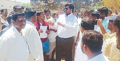 ಆನಂದಗಲ್ ಗ್ರಾಮಕ್ಕೆ ತಹಸೀಲ್ದಾರ್ ಮಂಜುನಾಥ ಭೋಗಾವತಿ ಭೇಟಿ ನೀಡಿದ ವೇಳೆ ಗ್ರಾಮಸ್ಥರ ಮಧ್ಯೆ ವಾಗ್ವಾದ ನಡೆಯಿತು.ಗ್ರಾಪಂ ಸದಸ್ಯ ಶರಣಪ್ಪ, ಮಾಜಿ ಸದಸ್ಯ ಶರಣಪ್ಪ ಕಲಂಗೇರ, ಶರಣಪ್ಪ ಮೆಡಿಕಲ್, ಹುಸೇನಪ್ಪ ಇತರರಿದ್ದರು.
