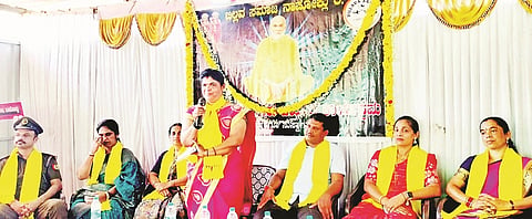 ನಾಪೋಕ್ಲುವಿನಲ್ಲಿ ಆಯೋಜಿಸಿದ್ದ  ಬ್ರಹ್ಮಶ್ರೀ ನಾರಾಯಣಗುರುಗಳ 172ನೇ ಜಯಂತಿಯಲ್ಲಿ ಜಾಜಿ ಮೋಹನ್ ಮಾತನಾಡಿದರು. ಬಿ.ಜಿ.ಧನಂಜಯ, ವಸಂತ, ಜಗನ್ನಾಥ,ಬಿ.ಬಿ.ವಿಠಲ್, ಬಿ.ಡಿ.ದೀಪಕ್ ಇದ್ದರು.  