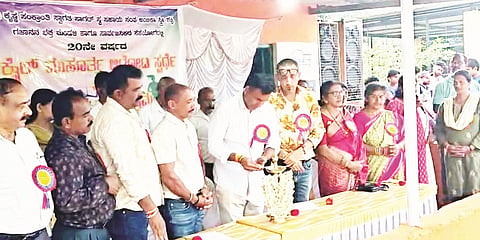 ಬಕ್ಕ ಅಂಗನವಾಡಿ ಕೇಂದ್ರದ ಸಮೀಪ ಆಯೋಜಿಸಿದ್ದ ಕಾರ್ಯಕ್ರಮದಲ್ಲಿ ಎಡಿಕೇರಿ ಪ್ರಸನ್ನ ಮಾತನಾಡಿದರು. 