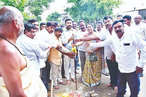 ನಂಜನಗೂಡು ನಗರ ಪ್ರದೇಶದಲ್ಲಿ ವಿವಿಧ ಅಭಿವೃದ್ಧಿ ಕಾಮಗಾರಿಗಳಿಗೆ ಶಾಸಕ ದರ್ಶನ್ ಧ್ರುವನಾರಾಯಣ ಭೂಮಿ ಪೂಜೆ ಸಲ್ಲಿಸಿದರು. ಕಳಲೆ ಕೇಶವಮೂರ್ತಿ,  ಶ್ರೀಕಂಠ ಸ್ವಾಮಿ ಇತರರು ಇದ್ದರು.