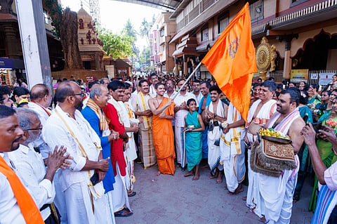 ಕೃಷ್ಣಮಠದಿಂದ ಹೊರಟ ಹೊರೆಕಾಣಿಕೆ ಶೋಭಾಯಾತ್ರೆಗೆ ಪರ್ಯಾಯ ಪೀಠಾಧೀಶ ಶ್ರೀ ವೇದವರ್ಧನ ತೀರ್ಥ ಶ್ರೀಪಾದರು ಚಾಲನೆ ನೀಡಿದರು.
