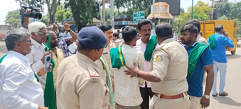 ಚಿಕ್ಕಬಳ್ಳಾಪುರದಲ್ಲಿ ರೈತ ಸಂಘದ ಪ್ರತಿಭಟನೆ