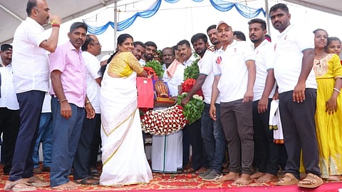 ನಾಗಮಂಗಲ ತಾಲೂಕಿನ ಪಿ.ನೇರಲಕೆರೆ ಗ್ರಾಮದ ಶ್ರೀೀರಲಕೆರಮ್ಮದೇವಿ (ತೋಪಿನಮ್ಮ) ದೇವಸ್ಥಾನದ  48ನೇ ಮಂಡಲ ಪೂಜಾ ಕಾರ್ಯಕ್ರಮದಲ್ಲಿ ಪಾಲ್ಗೊಂಡ ಕೇಂದ್ರ ಸಚಿವ ಎಚ್.ಡಿ.ಕುಮಾರಸ್ವಾಮಿ ಅವರನ್ನು ಗ್ರಾಮಸ್ಥರು ಅಭಿನಂದಿಸಿದರು. ಸುರೇಶ್‌ಗೌಡ, ಎಚ್.ಟಿ.ಮಂಜು, ನೆಲ್ಲಿಗೆರೆ ಬಾಲು, ಟಿ.ಕೃಷ್ಣಪ್ಪ ಇದ್ದರು