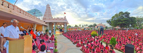 ಸುತ್ತೂರು ಕ್ಷೇತ್ರಕ್ಕೆ ಭೇಟಿ ನೀಡಿದ್ದ ಹಿರಿಯ ಉದ್ಯಮಿ ವೇಣು ಶ್ರೀನಿವಾಸನ್ ಅವರು ಸಾಮೂಹಿಕ ಪ್ರಾರ್ಥನಾ ಸಭೆಯಲ್ಲಿ ಜೆಎಸ್‌ಎಸ್ ಉಚಿತ ವಸತಿ ಶಾಲೆಯ ವಿದ್ಯಾರ್ಥಿಗಳನ್ನು ಉದ್ದೇಶಿಸಿ ಮಾತನಾಡಿದರು. ಶ್ರೀ ಶಿವರಾತ್ರಿ ದೇಶಿಕೇಂದ್ರ ಸ್ವಾಮೀಜಿ, ದೇವಾಲಯದ ಸ್ಥಪತಿಗಳಾದ ಶಂಕರ್, ಆಗಮಿಕರಾದ ಡಾ. ಮಲ್ಲಣ್ಣ ಇತರರಿದ್ದರು. 