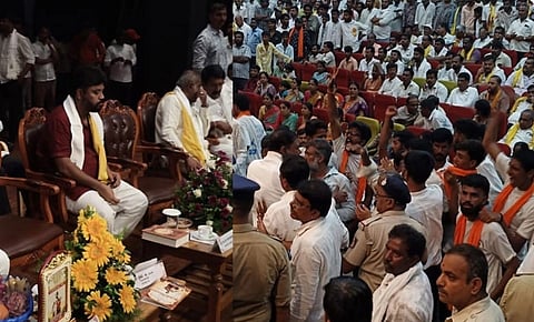 ಕಾರ್ಯಕ್ರಮದಲ್ಲಿ ಗದ್ದಲದ ದೃಶ್ಯ