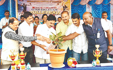 ನಂಜನಗೂಡು ತಾಲೂಕು ಶೇಷಾದ್ರಿಪುರಂ ಇನ್‌ಸ್ಟಿಟ್ಯೂಟ್ ಆಫ್ ಟೆಕ್ನಾಲಜಿ ಕ್ರೀಡಾಂಗಣದಲ್ಲಿ ಆಯೋಜಿಸಿರುವ ಅಂತರ್ ಪದವಿ ಪೂರ್ವ ಕಾಲೇಜಿನ ವಾಲಿಬಾಲ್ ಪಂದ್ಯಾವಳಿಗೆ ಗಣ್ಯರು ಚಾಲನೆ ನೀಡಿದರು. ನಾಡೋಜ ಡಾ.ವೂಡೆ ಪಿ. ಕೃಷ್ಣ, ಡಾ.ಕೆ.ರಾಮ ನರಸಿಂಹ, ಮುರಳಿ, ಸುದರ್ಶನ ಇತರರಿದ್ದರು.