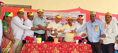 ನಾಲತವಾಡ ಸಮೀಪದ ಸೋಮನಾಳ ನಾಗರಬೆಟ್ಟ ಸರ್ಕಾರಿ ಹಿರಿಯ ಪ್ರಾಥಮಿಕ ಶಾಲೆಯಲ್ಲಿ ಹಮ್ಮಿಕೊಂಡಿದ್ದ ಕಲಿಕಾ ಹಬ್ಬ ಕಾರ್ಯಕ್ರಮಕ್ಕೆ ಕ್ಷೇತ್ರ ಸಮನ್ವಯ ಅಽಕಾರಿ ದಮ್ಮೂರಮಠ ಚಾಲನೆ ನೀಡಿದರು. ಎಸ್‌ಡಿಎಂಸಿ ಅಧ್ಯಕ್ಷ ಬಸವರಾಜ ಗುರಿಕಾರ, ಬಿ. ಎಚ್. ಮುದ್ನೂರ್, ಅಶೋಕ್ ಮಂತನ ಇತರರಿದ್ದರು.