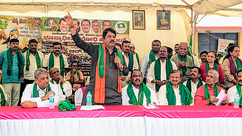 ಆನೇಕಲ್​ ತಾಲೂಕಿನ ಮುತ್ತಾನಲ್ಲೂರಲ್ಲಿ ಸ್ವ್ಟ್​ಿಸಿಟಿ ಯೋಜನೆ ವಿರೋಧಿಸಿ ರೈತರು ನಡೆಸುತ್ತಿರುವ ಹೋರಾಟಸ್ಥಳಕ್ಕೆ ವಿಧಾನಸಭೆ ವಿರೋಧ ಪದ ನಾಯಕ ಆರ್​. ಅಶೋಕ್​ ಭೇಟಿ ನೀಡಿ ಬೆಂಬಲ ಸೂಚಿಸಿದರು. ಶಾಸಕ ನಂದೀಶ್​ ರೆಡ್ಡಿ, ವಿಧಾನ ಪರಿಷತ್​ ಸದಸ್ಯ ಎಚ್​.ಎಸ್​ ಗೋಪಿನಾಥ ರೆಡ್ಡಿ, ನಿಕಟಪೂರ್ವ ಬಿಜೆಪಿ ಅಭ್ಯರ್ಥಿ ಹುಲ್ಲಹಳ್ಳಿ ಶ್ರೀನಿವಾಸ್​ ಇತರರು ಪಾಲ್ಗೊಂಡಿದ್ದರು.