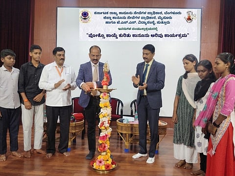 ನಂಜನಗೂಡು ತಾಲೂಕು ಸುತ್ತೂರಿನ ಜೆಎಸ್‌ಎಸ್ ವಸತಿ ಶಾಲೆಯಲ್ಲಿ ಆಯೋಜಿಸಿದ್ದ ಕಾನೂನು ಅರಿವು ಕಾರ್ಯಕ್ರಮವನ್ನು ಗಣ್ಯರು ಉದ್ಘಾಟಿಸಿದರು.ಎಚ್.ಶಶಿಧರ್ ಶೆಟ್ಟಿ, ನಾಗರಾಜ, ಸಿದ್ದಪ್ಪ, ವೀರಭದ್ರಯ್ಯ ಇತರರಿದ್ದರು.