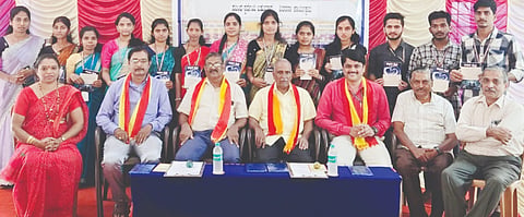 ಅಂಕೋಲಾದ ಕೆಎಲ್‌ಇ ಶಿಕ್ಷಣ ಮಹಾವಿದ್ಯಾಲಯದಲ್ಲಿ ಬುಧವಾರ ಆಯೋಜಿಸಿದ್ದ ಪ್ರಬಂಧ ಸ್ಪರ್ಧೆಯಲ್ಲಿ ವಿಜೇತರಿಗೆ ಬಹುಮಾನ ವಿತರಿಲಾಯಿತು. ನಾಗೇಂದ್ರ ನಾಯಕ, ಗೋಪಾಲಕೃಷ್ಣ ನಾಯಕ, ಡಾ.ವಿನಾಯಕ ಹೆಗಡೆ, ಮಂಜುನಾಥ ಇಟಗಿ, ಡಾ.ಪುಷ್ಪಾ ನಾಯ್ಕ, ಮಹಾಂತೇಶ ರೇವಡಿ, ತಿಮ್ಮಣ್ಣ ಭಟ್ಟ ಪ್ರಿಯಾಂಕ ನಾಯ್ಕ ಇತರರಿದ್ದರು.