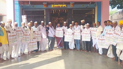 ಅರಟಾಳ ಗ್ರಾಮದ ಶ್ರೀ ಮಾಳಿಂಗೇಶ್ವರ ದೇವಸ್ಥಾನದಲ್ಲಿ ಜಾತ್ರಾ ಮಹೋತ್ಸವದ ಕರಪತ್ರ ಬಿಡುಗಡೆ ಕಾರ್ಯಕ್ರಮದಲ್ಲಿ ಶಿವಪ್ಪ ಹಟ್ಟಿ, ಮಲ್ಲಪ್ಪ ಪೂಜಾರಿ ಇತರರಿದ್ದರು.