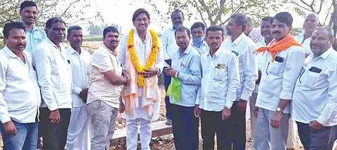 ಯಕ್ಕಂಚಿ ಗ್ರಾಮದ ಕೋಕಳೆ ತೋಟದ ವಸತಿ ಪ್ರದೇಶದಲ್ಲಿ ಹಮ್ಮಿಕೊಂಡಿದ್ದ ಕಾರ್ಯಕ್ರಮದಲ್ಲಿ ಗ್ರಾಮಸ್ಥರು ಚಿದಾನಂದ ಸವದಿ ಅವರನ್ನು ಸನ್ಮಾನಿಸಿದರು. ಬಸಯ್ಯ ಪೂಜಾರಿ, ಶಂಕರ ರಾಮತೀರ್ಥ, ತುಕಾರಾಮ ಗೊಂದಳೆ, ಬಸಪ್ಪ ಹೊಕ್ಕುಂಡಿ ಇತರರಿದ್ದರು.