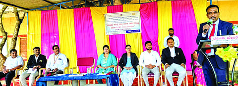 ಕೊಕಟನೂರ ಸರ್ಕಾರಿ ಪ್ರೌಢಶಾಲೆಯಲ್ಲಿ ಹಮ್ಮಿಕೊಂಡಿದ್ದ ಕಾನೂನು ಅರಿವು-ನೆರವು ಕಾರ್ಯಕ್ರಮದಲ್ಲಿ 11ನೇ ಹೆಚ್ಚುವರಿ ಜಿಲ್ಲಾ ಸತ್ರ ನ್ಯಾಯಾಧೀಶ ಈರಣ್ಣ ಇ.ಎಸ್. ಮಾತನಾಡಿದರು. ಪ್ರವೀಣ ಕಾಂಬಳೆ, ಸುನೀಲ ಪಾಟಣಕರ ಇತರರಿದ್ದರು.