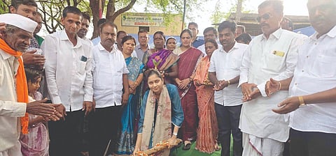 ಬಡಚಿ ಎಸ್ಟಿ ಬಡಾವಣೆಯಲ್ಲಿ ರಸ್ತೆ ಹಾಗೂ ಚರಂಡಿ ಕಾಮಗಾರಿಗೆ ಸಂಸದೆ ಪ್ರಿಯಾಂಕಾ ಜಾರಕಿಹೊಳಿ ಚಾಲನೆ ನೀಡಿದರು. ಸದಾಶಿವ ಬುಟಾಳಿ, ಗಜಾನನ ಮಂಗಸೂಳಿ, ರಮೇಶ ಸಿಂದಗಿ, ಸುನೀತಾ ಐಹೊಳೆ, ರೇಖಾ ಪಾಟೀಲ ಇತರರಿದ್ದರು.