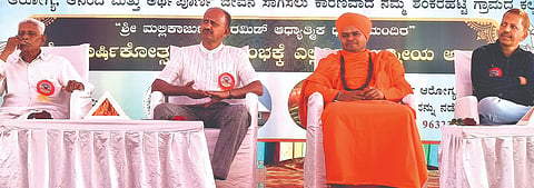 ಶಂಕರಹಟ್ಟಿ ಗ್ರಾಮದಲ್ಲಿ ಹಮ್ಮಿಕೊಂಡಿದ್ದ ಧಾರ್ಮಿಕ ಸಭೆಯಲ್ಲಿ ಡಾ.ಅಭಿನವ ಬ್ರಹ್ಮಾನಂದ ಸ್ವಾಮೀಜಿ, ರಂಗಪ್ಪ ತಳವಾರ, ಸುರೇಶ ಕಲಬುರ್ಗಿ, ಎಚ್.ಎನ್.ಶ್ರೀನಿವಾಸ ಇದ್ದರು.