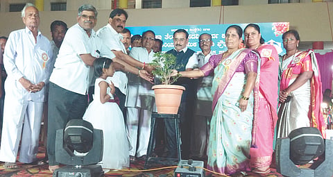 ಐಗಳಿ ಆದರ್ಶ ಶಾಲೆಯಲ್ಲಿ ಹಮ್ಮಿಕೊಂಡಿದ್ದ ಎಸ್‌ಎಸ್‌ಎಲ್‌ಸಿ ಮತ್ತು ಪಿಯುಸಿ ವಿದ್ಯಾರ್ಥಿಗಳ ಬೀಳ್ಕೊಡುಗೆ ಸಮಾರಂಭಕ್ಕೆ ಗಣ್ಯರು ಚಾಲನೆ ನೀಡಿದರು. ಸಿ.ಎಸ್. ನೇಮಗೌಡ, ಎಸ್.ಎಸ್. ಪೊಲೀಸ್‌ಪಾಟೀಲ, ಶಕುಂತಲಾ ಪಾಟೀಲ ಇತರರಿದ್ದರು.