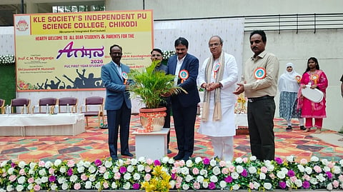 ಚಿಕ್ಕೋಡಿ ಪಟ್ಟಣದ ಕೆಎಲ್‌ಇ ಸಂಸ್ಥೆ ಸ್ವತಂತ್ರ ಪದವಿಪೂರ್ವ ಕಾಲೇಜಿನಲ್ಲಿ ಭಾನುವಾರ ಪ್ರಥಮ ಪಿಯು ವಿದ್ಯಾರ್ಥಿಗಳ ಸ್ವಾಗತ ಕಾರ್ಯಕ್ರಮಕ್ಕೆ ಪ್ರೊ.ಸಿ.ಎಂ.ತ್ಯಾಗರಾಜ ಚಾಲನೆ ನೀಡಿದರು. ಮಹಾಂತೇಶ ಕವಟಗಿಮಠ, ಪಿ.ವೆಂಕಟರೆಡ್ಡಿ, ಡಾ.ದರ್ಶನ ಬಿಳ್ಳೂರ ಇತರರಿದ್ದರು.