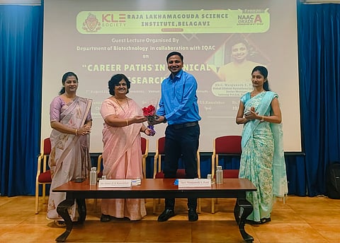ಬೆಳಗಾವಿಯ ಕೆಎಲ್​ಇ ಸಂಸ್ಥೆ ರಾಜಾ ಲಖಮಗೌಡ ವಿಜ್ಞಾನ ಮಹಾವಿದ್ಯಾಲಯದಲ್ಲಿ ಹಮ್ಮಿಕೊಂಡಿದ್ದ ಕ್ಲಿನಿಕಲ್​ ರಿಸರ್ಚ್​ನಲ್ಲಿ ವೃತ್ತಿ ಮಾರ್ಗ ಕುರಿತಾದ ಉಪನ್ಯಾಸ ಕಾರ್ಯಕ್ರಮದಲ್ಲಿ ಮಂಜುನಾಥ ಪಾಟೀಲ ಅವರನ್ನು ಡಾ.ಜೆ.ಎಸ್​. ಕವಳೇಕರ್​ ಸ್ವಾಗತಿಸಿದರು. ಡಿ.ಎಸ್​.ಶೆಟ್ಟರ, ಮನಿಷಾ ಕೆ., ರಿತೀಶ ರೆಡ್ಡಿ ಇತರರಿದ್ದರು.