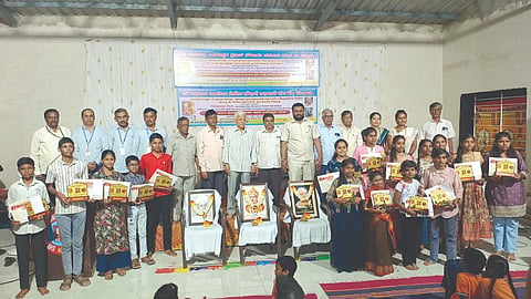 ನಿಪ್ಪಾಣಿಯ ಮಹಾತ್ಮ ಬಸವೇಶ್ವರ ಕ್ರೆಡಿಟ್ ಸೌಹಾರ್ದ ಸಹಕಾರ ನಿಯಮಿತ ಬ್ಯಾಂಕ್ ವತಿಯಿಂದ ಸದಸ್ಯರ ಪ್ರತಿಭಾವಂತ ಮಕ್ಕಳಿಗೆ ಸನ್ಮಾನಿಸಲಾಯಿತು. ಡಾ.ಸಿ.ಬಿ.ಕುರಬೇಟ, ಕಿಶೋರ ವಾಲಿ, ಎಸ್.ಆರ್.ಪಾಟೀಲ ಇತರರಿದ್ದರು.