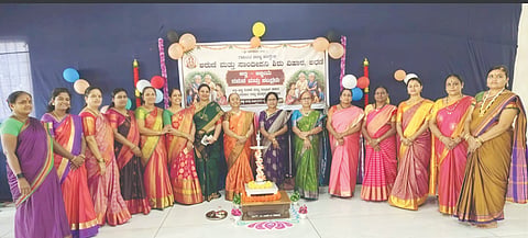 ಅಥಣಿಯ ಗಜಾನನ ವಿದ್ಯಾಸಂಸ್ಥೆಯಲ್ಲಿ ಹಮ್ಮಿಕೊಂಡಿದ್ದ ‘ಅಜ್ಜ-ಅಜ್ಜಿಗೆ ನಮನ’ ಕಾರ್ಯಕ್ರಮದಲ್ಲಿ ಸಂಸ್ಥೆ ಅಧ್ಯಕ್ಷೆ ಅನುರಾಧಾ ದೇಶಪಾಂಡೆ, ಪಲ್ಲವಿ ಕುಲಕರ್ಣಿ, ತೃಪ್ತಿ ಕುಲಕರ್ಣಿ, ರಮಾ ಜೋಶಿ ಇತರರಿದ್ದರು.