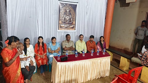 ವಡಗಾವಿಯಲ್ಲಿ ಹಮ್ಮಿಕೊಂಡಿದ್ದ ವೀರಶೈವ ಡೋಹರ ಕಕ್ಕಯ್ಯ ಸಮುದಾಯದ ಸಾಧಕರ ಸನ್ಮಾನ ಕಾರ್ಯಕ್ರಮದಲ್ಲಿ ಸಿಪಿಐ ಎಸ್.ಸಿ.ಮಾನಿ, ಡಾ.ಮಂಜುನಾಥ ಪೋಳ, ಡಾ.ಸುಜಾತಾ ಫೋಳ ಇತರರು ಇದ್ದರು.