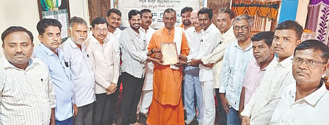 ಬಸವಕಲ್ಯಾಣದ ಉರಿಲಿಂಗ ಪೆದ್ದಿ ಮಠದ  ಶಾಖಾ ಮಠದಲ್ಲಿ ಹಮ್ಮಿಕೊಂಡಿದ್ದ ಮನೆಗೊಂದು ಗ್ರಂಥಾಲಯ ಅನುಷ್ಠಾನ ಸಮಾರಂಭವನ್ನು  ಸಾಹಿತಿ ಡಾ.ಗವಿಸಿದ್ಧಪ್ಪ  ಪಾಟೀಲ ಉದ್ಘಾಟಿಸಿದರು. ಶ್ರೀ ಪಂಚಾಕ್ಷರಿ ಸ್ವಾಮೀಜಿ, ಡಾ.ಭೀಮಾಶಂಕರ ಬಿರಾದಾರ, ಡಾ.ರೊಲೇಕರ ನಾರಾಯಣ, ಡಾ.ಸಂಜುಕುಮಾರ ನಡುಕರ್​, ಮಹಾಲಿಂಗ ದೇವರು, ಬಾಲಾಜಿ ಕುಂಬಾರ, ರವೀಂದ್ರ ಕೊಳಕೂರ, ಸಂದೀಪ ಮುಕಿಂದೆ, ಡಾ.ಸಿದ್ದಪ್ಪ ಹೊಸಮನಿ,  ನಾಗಪ್ಪ ನಿಣ್ಣೆ, ವೀರಶೆಟ್ಟಿ ಪಾಟೀಲ ಇದ್ದರು.