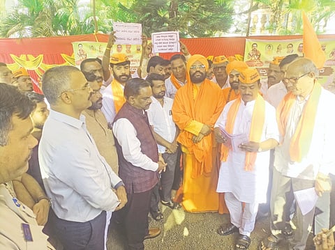 ಬಸವಕಲ್ಯಾಣದ ಬಿಕೆಡಿಪಿ ಕಚೇರಿ ಎದುರು ಹಡಪದ ಅಪ್ಪಣ್ಣ ಸಮಾಜ ಸೇವಾ ಸಂ ಜಿಲ್ಲಾ ಹಾಗೂ ತಾಲೂಕು ಟಕದಿಂದ ಮಂಗಳವಾರ ಪ್ರತಿಭಟನೆ ನಡೆಸುತ್ತಿರುವ ಸ್ಥಳಕ್ಕೆ ಭೇಟಿ ನೀಡಿದ ಸಹಾಯಕ ಆಯುಕ್ತ ಪ್ರಕಾಶ ಕುದರಿ, ತಹಸೀಲ್ದಾರ್​ ಡಾ.ದತ್ತಾತ್ರೇಯ ಗಾದಾ ಅವರಿಗೆ ಮನವಿ ಪತ್ರ ಸಲ್ಲಿಸಲಾಯಿತು.