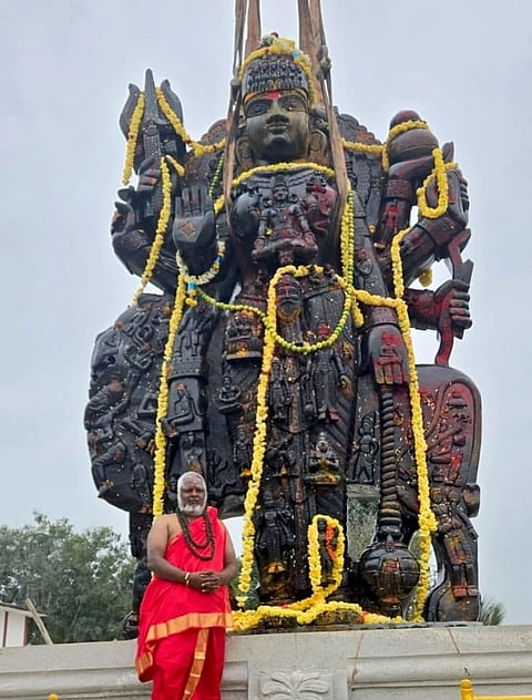 ದೊಡ್ಡಬಳ್ಳಾಪುರ ತಾಲೂಕಿನ ಅಮ್ಮನಗುಡ್ಡದಲ್ಲಿ ಆದಿಶಕ್ತಿ ವಿಶ್ವರೂಪ 27ಅಡಿ ಎತ್ತರದ ಏಕಶಿಲಾ ವಿಗ್ರಹ ಪ್ರತಿಷ್ಠಾಪನೆ ನಡೆಯಿತು. ಕ್ಷೇತ್ರದ ನರಸಿಂಹಮೂರ್ತಿ ಸ್ವಾಮೀಜಿ ಇದ್ದರು.