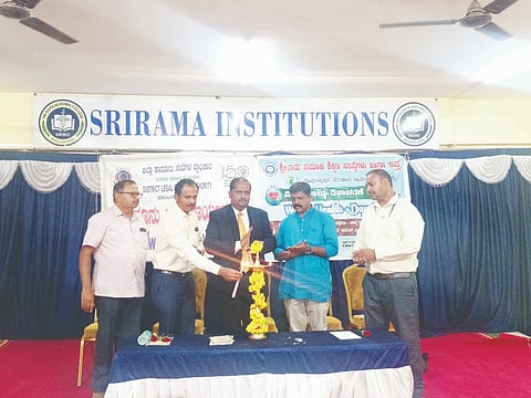 ದೊಡ್ಡಬಳ್ಳಾಪುರದ ಶ್ರೀರಾಮ ನರ್ಸಿಂಗ್​ ಕಾಲೇಜಿನಲ್ಲಿ ಹಮ್ಮಿಕೊಂಡಿದ್ದ ವಿಶ್ವ ಆರೋಗ್ಯ ದಿನಾಚರಣೆಗೆ ಹಿರಿಯ ಸಿವಿಲ್​ ನ್ಯಾಯಾಧೀಶ ಶ್ರೀಶೈಲ ಭೀಮಸೇನ ಬಾಗದಿ ಚಾಲನೆ ನೀಡಿದರು. ಶ್ರೀರಾಮ ಸಮೂಹ ಶಿಕ್ಷಣ ಸಂಸ್ಥೆ ನಿರ್ದೇಶಕ ಡಾ.ವಿಜಯಕುಮಾರ್​, ಸುಜ್ಞಾನ ದೀಪಿಕಾ ಸಂಸ್ಥೆಯ ನಿರ್ದೇಶಕ ಮಂಜುನಾಥ್​ ಇತರರು ಇದ್ದರು.