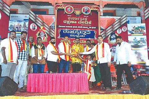 ಗೋಕಾಕ ನಗರದಲ್ಲಿ ಹಮ್ಮಿಕೊಂಡಿದ್ದ ಹಾಸ್ಯ ರಸಮಂಜರಿ ಕಾರ್ಯಕ್ರಮದಲ್ಲಿ ರಾಹುಲ ಜಾರಕಿಹೊಳಿ ಅವರನ್ನು ಸನ್ಮಾನಿಸಲಾಯಿತು.  ದೀಪಕ ಗುಡಗನಟ್ಟಿ, ಸುರೇಶ ಗವನ್ನವರ, ಬಸವರಾಜ ಖಾನಪ್ಪನರ, ಡಾ.ರವೀಂದ್ರ ಅಂಟಿನ, ಮಹೆಬೂಬ್​ ಮಕಾನದಾರ ಇತರರಿದ್ದರು.