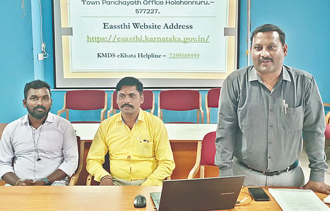ಹೊಳೆಹೊನ್ನೂರು ಪಪಂ ಕಚೇರಿಯಲ್ಲಿ ಇ ಆಸ್ತಿ ದಾಖಲೆಗಾಗಿ ಆನ್​ಲೈನ್​ ಅರ್ಜಿ ಸಲ್ಲಿಕೆ ಬಗ್ಗೆ ಆಯೋಜಿಸಿದ್ದ ತರಬೇತಿ ಕಾರ್ಯಾಗಾರದಲ್ಲಿ ಮುಖ್ಯಾಧಿಕಾರಿ ಮಂಜುನಾಥ ಮಾತನಾಡಿದರು. ಎಂ.ಕೆ.ಭರತ್​, ಹೇಮಂತ್​ ಇದ್ದರು.