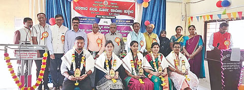 ಹುಕ್ಕೇರಿ ಸರ್ಕಾರಿ ಪಿಯು ಕಾಲೇಜಿನಲ್ಲಿ ಹಮ್ಮಿಕೊಂಡಿದ್ದ ಬೀಳ್ಕೊಡುಗೆ ಸಮಾರಂಭದಲ್ಲಿ ಶಿಲ್ಪಾ ನಿಪನ್ಯಾಳಿ, ಸುಹಾಸಿನಿ ಪಾಟೀಲ, ಪೂಜಾ ಬಾಳಿಕಾಯಿ ಇತರರನ್ನು ಸನ್ಮಾನಿಸಲಾಯಿತು. ಬಿ.ಎಸ್.ಮಗದುಮ್ಮ, ಪಿ.ಜಿ.ಕೊಣ್ಣೂರ ಇತರರಿದ್ದರು.
