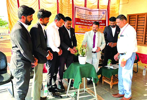 ಕೋಹಳ್ಳಿ ಪ್ರೌಢಶಾಲೆಯಲ್ಲಿ ಹಮ್ಮಿಕೊಂಡಿದ್ದ ಕಾನೂನು ಅರಿವು-ನೆರವು ಕಾರ್ಯಕ್ರಮವನ್ನು ನ್ಯಾಯಾಧೀಶ ಓಂಕಾರಮೂರ್ತಿ ಎಚ್. ಉದ್ಘಾಟಿಸಿದರು. ವಿಠ್ಠಲ ಕಂಕಣವಾಡಿ, ಚಂದ್ರಶೇಖರ ಗಸ್ತಿ ಇತರರಿದ್ದರು.