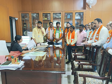 ಬಿಜೆಪಿ ಪ್ರಮುಖರು ಜಿಲ್ಲಾಧಿಕಾರಿ ಕೆ.ಲಕ್ಷ್ಮೀಪ್ರಿಯಾ ಅವರಿಗೆ ಮನವಿ ಸಲ್ಲಿಸಿದರು. 