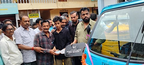 ಶಾಸಕ ಸತೀಶ ಸೈಲ್‌ ಫಲಾನುಭವಿಗಳಿಗೆ ಇಲೆಕಟ್ರಿಕ್‌ ಆಟೋ ವಿತರಿಸಿದರು. 