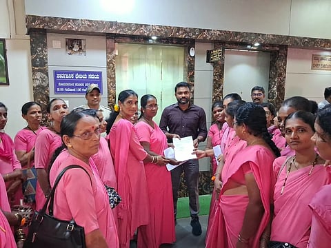 ಆಶಾ ಕಾರ್ಯಕರ್ತೆಯರು ಜಿಪಂ ಸಿಇಒ ಅವರಿಗೆ ಮನವಿ ಸಲ್ಲಿಸಿದರು. 