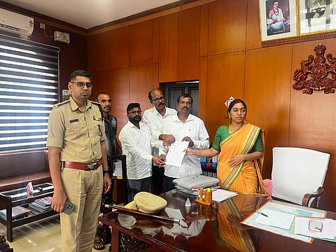 ಜಿಲ್ಲಾಧಿಕಾರಿ ಅವರಿಗೆ ಆಟೋ ರಿಕ್ಷಾ, ಟ್ಯಾಕ್ಸಿ ಚಾಲಕರು, ಮಾಲೀಕರು ಮನವಿ ಸಲ್ಲಿಸಿದರು. 