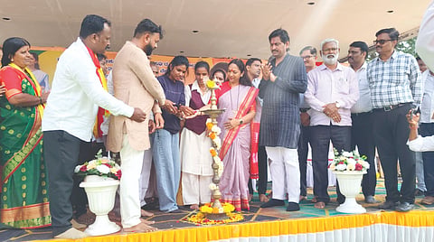ಕಾಗವಾಡ ಪಟ್ಟಣದಲ್ಲಿ ಹಮ್ಮಿಕೊಂಡಿದ್ದ ಸಂವಾದ ಕಾರ್ಯಕ್ರಮವನ್ನು ಗಣ್ಯರು ಉದ್ಘಾಟಿಸಿದರು. ಡಾ.ನಾಗಲಕ್ಷ್ಮೀ ಚೌಧರಿ, ಚಿದಾನಂದ ಸವದಿ, ರವೀಂದ್ರ ಹಾದಿಮನಿ ಇತರರಿದ್ದರು.