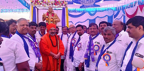 ಮುಂಡರಗಿ ತಾಲೂಕಿನ ಡಂಬಳ ಗ್ರಾ.ಪಂ. ಆವರಣದಲ್ಲಿ (AMBEDKAR)ಶನಿವಾರ ಶಾಸಕ ಜಿ.ಎಸ್.ಪಾಟೀಲ ಅವರು ಸಂವಿಧಾನ ಶಿಲ್ಪಿ ಡಾ.ಬಿ.ಆರ್.ಅಂಬೇಡ್ಕರ್ ಮೂರ್ತಿ ಅನಾವರಣಗೊಳಿಸಿದರು. ಶ್ರೀನಿಜಗುಣಪ್ರಭು ತೋಂಟದಾರ್ಯ ಸ್ವಾಮೀಜಿ, ಮರಿಯಪ್ಪ ಶಿದ್ದಣ್ಣವರ, ಮರತೆಮಪ್ಪ ಆದಮ್ಮನವರ ಇತರರಿದ್ದರು.