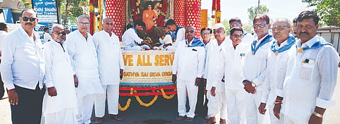 ಮೂಡಲಗಿ ಪಟ್ಟಣದಲ್ಲಿ ಸತ್ಯಸಾಯಿ ಬಾಬಾ ಅವರ ಸತ್ಯಸಾಯಿ ಪ್ರೇಮ ಪ್ರವಾಹಿನಿ ರಥ ಸ್ವಾಗತಿಸಲಾಯಿತು. ಪದ್ಮನಾಭ ಪೈ, ವಸಂತ ಬಾಳಿಗಾ,  ಸುರೇಖಾ ಕುರಡೆಕರ, ಮಹಾದೇವಿ ಹುಕ್ಕೇರಿ ಇತರರಿದ್ದರು.