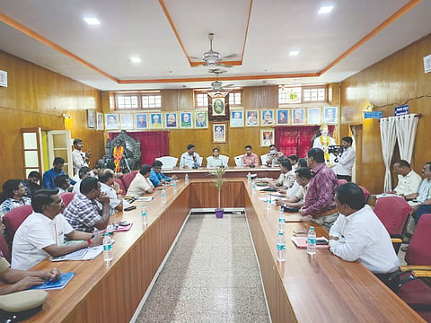 ನಿಪ್ಪಾಣಿ ನಗರಸಭೆಯಲ್ಲಿ ಗಣೇಶೋತ್ಸವ ಸಿದ್ಧತೆ ಕುರಿತು ಶಾಸಕಿ ಶಶಿಕಲಾ ಜೊಲ್ಲೆ ಮಾತನಾಡಿದರು. ಸುರೇಶ ಮುಂಜೆ, ಬಿ.ಎಸ್.ತಳವಾರ,ಸುದೀಪ ಚೌಗುಲಾ ಇತರರಿದ್ದರು.