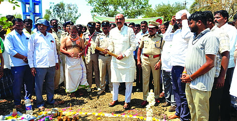 ಸುರೇಬಾನದಲ್ಲಿ ಪೊಲೀಸ್ ಠಾಣೆ ಕಟ್ಟಡ ನಿರ್ಮಾಣಕ್ಕೆ ಅಶೋಕ ಪಟ್ಟಣ ಭೂಮಿಪೂಜೆ ನೆರವೇರಿಸಿದರು. ಆರ್.ಬಿ.ಬಸರಗಿ, ಬಿ.ಎಂ.ಪಾಟೀಲ ಇತರರಿದ್ದರು.